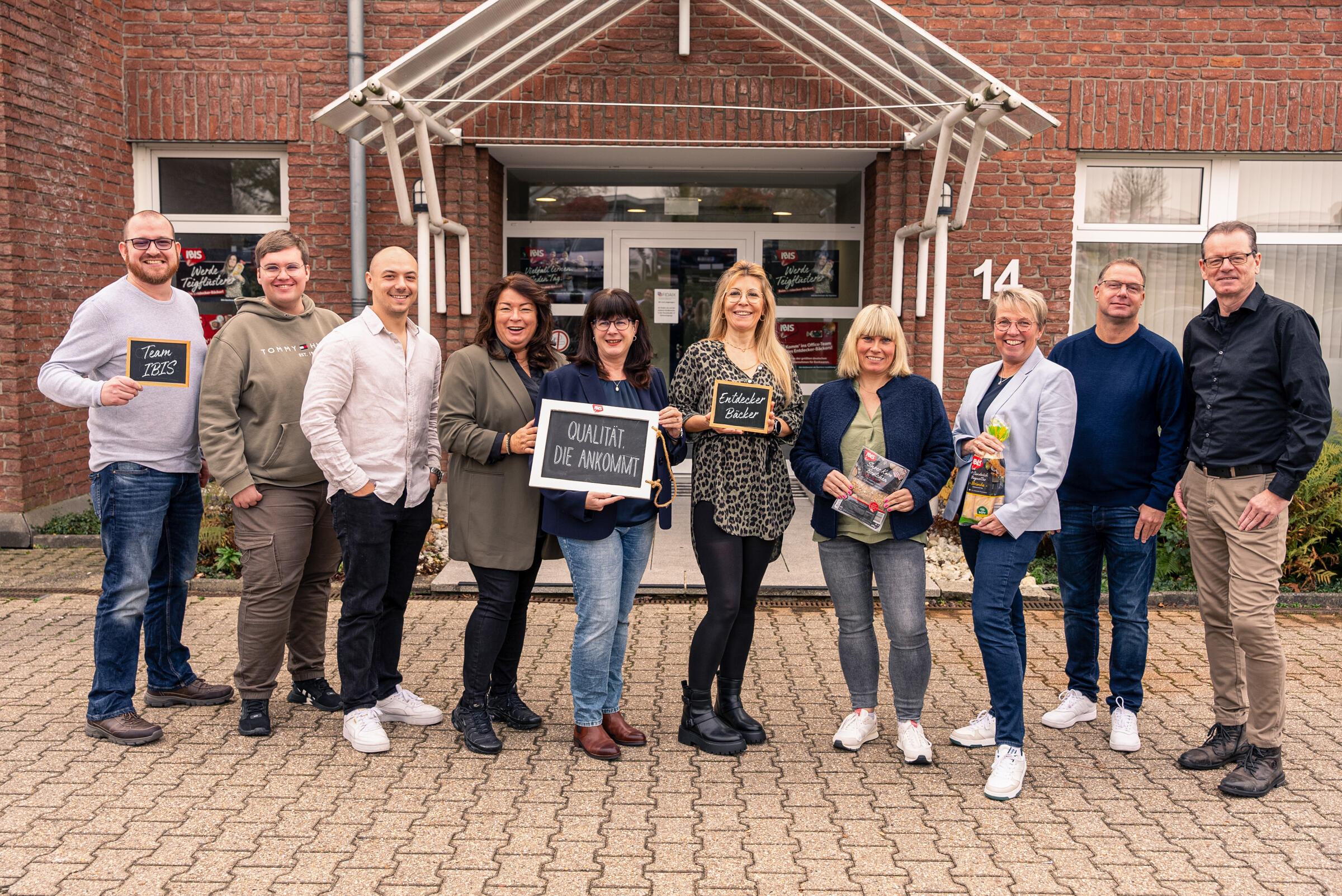 Das IBIS Team bei der Arbeit am Schreibtisch