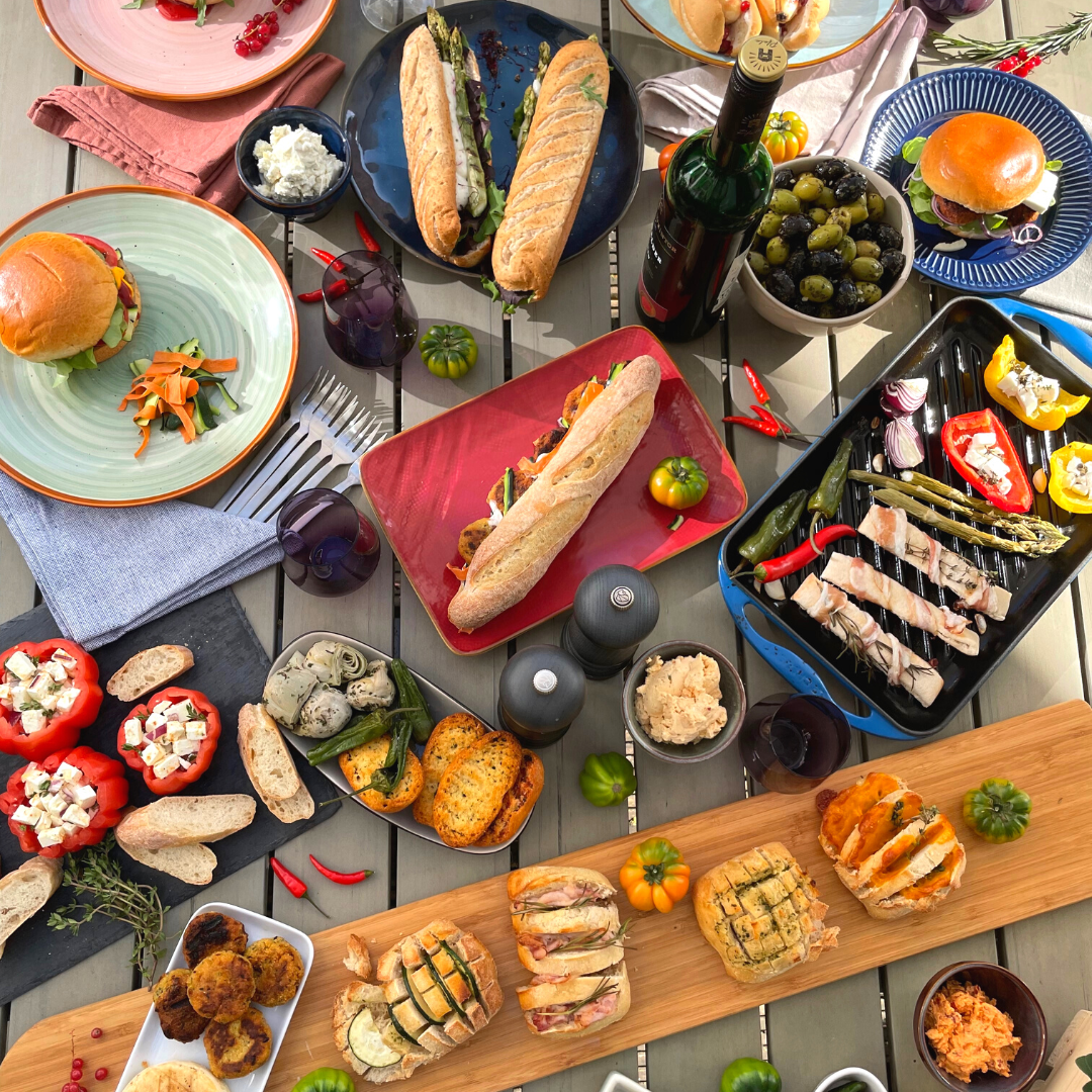 gedeckter Tisch mit vielen Brotartikeln von IBIS unter anderem Sandwich Baguette