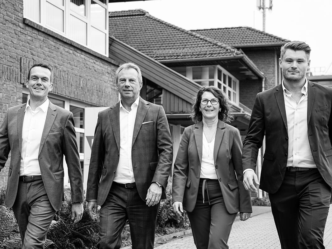 Vier Personen gehend (Management Team)