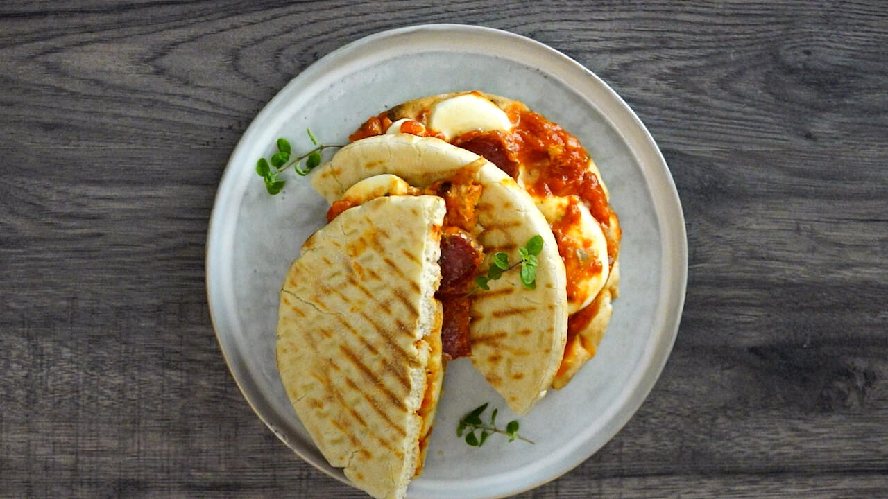 Rezeptbild Gitterbrote vom Grill mit Mozzarella und Salami