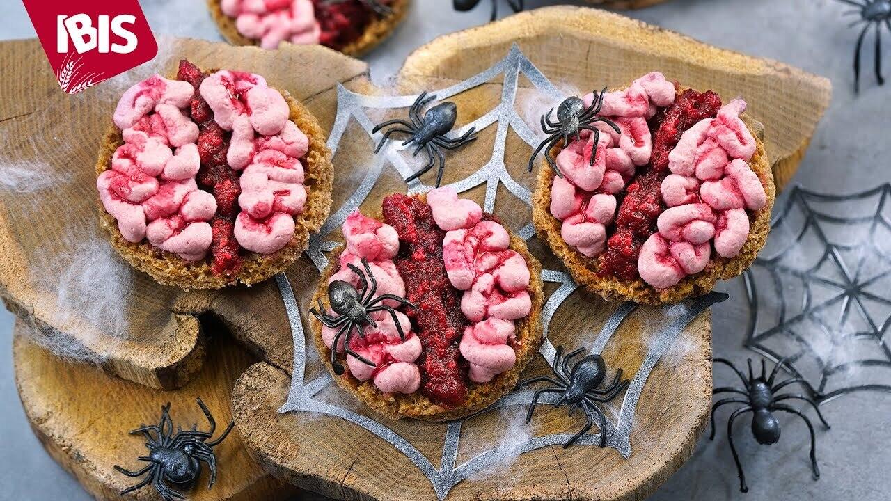 Rote Bete Püree in Form eines Gehirns auf Finn Brød gespritzt