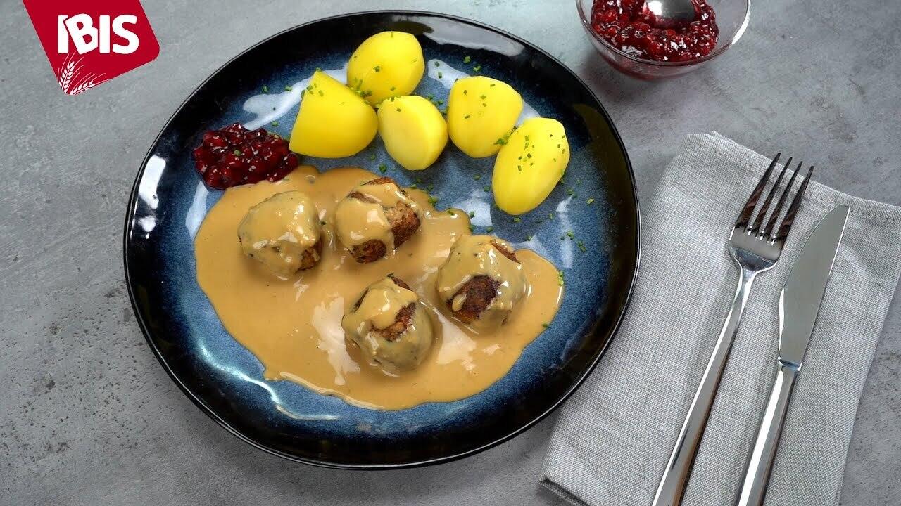 Teller mit veganem Köttbullar mit Kartoffeln und Preiselbeeren