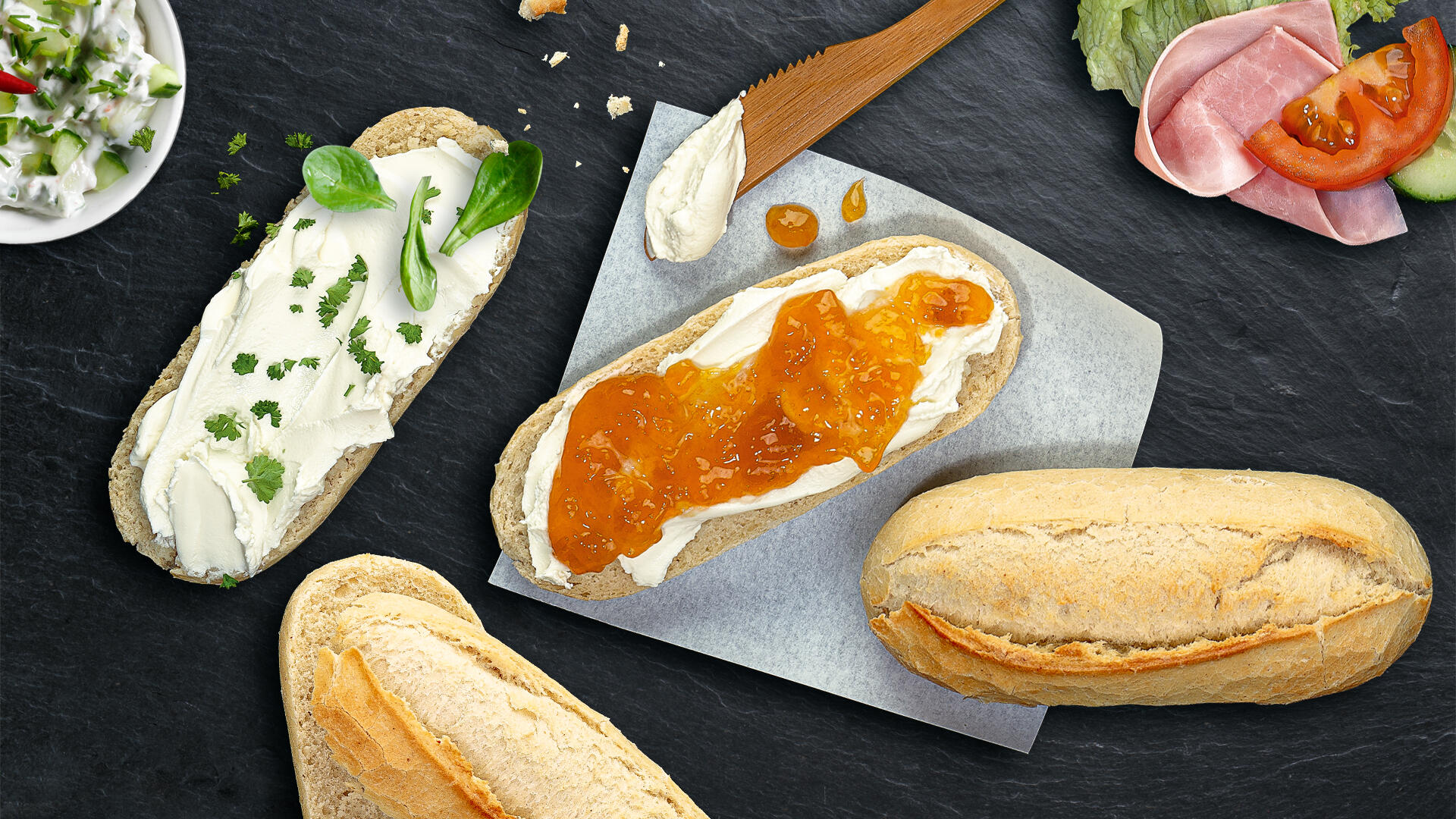 Baguette Brötchen mit Froschkäse und Marmelade und mit Frischkäse und Kräutern