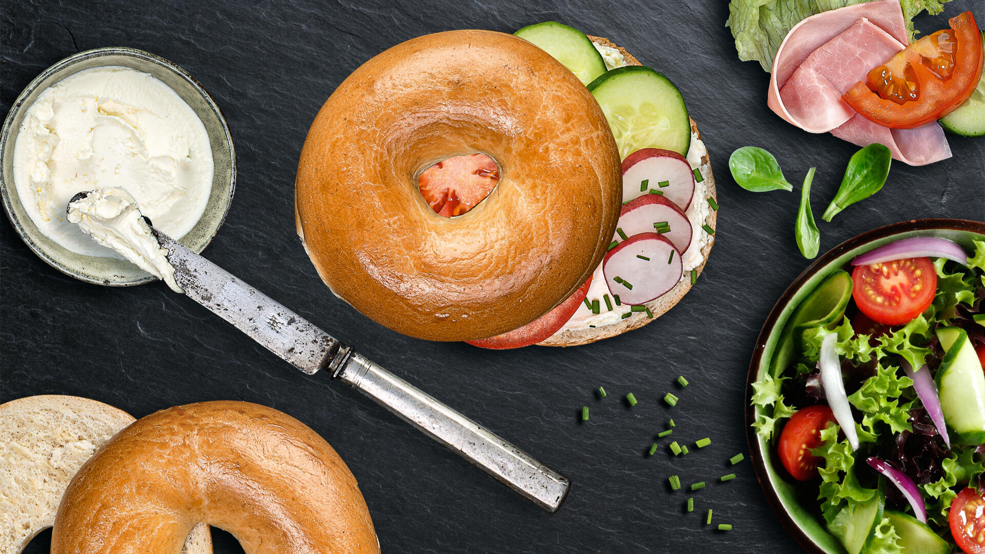 Bagel Classic belegt mit Firschkäse, Gurke, Tomate und Radieschen