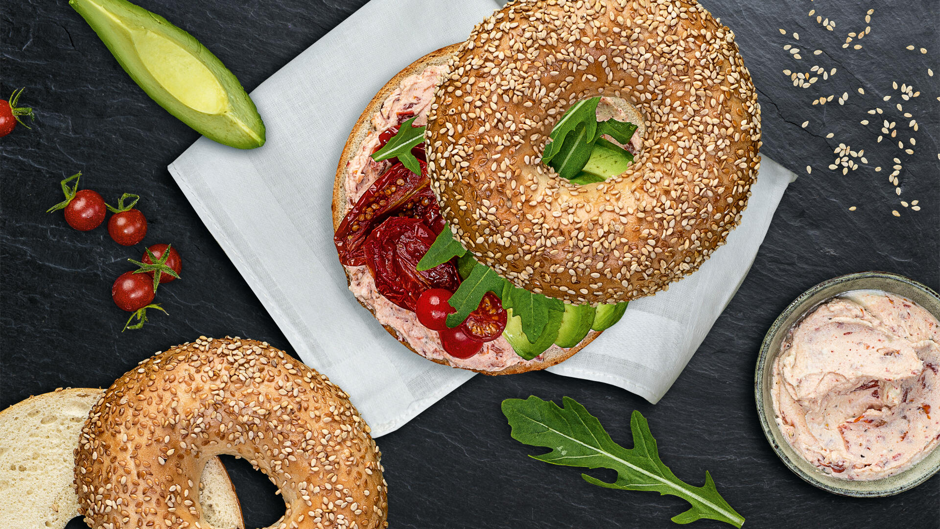 Bagel Sesam belegt mit Paprika Dip