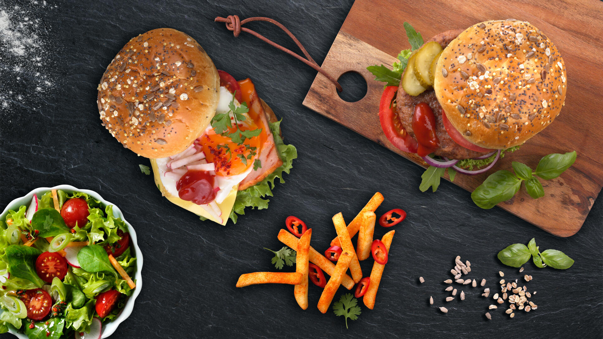Brioche Burger belegt, Pommes frites, frischer Salat