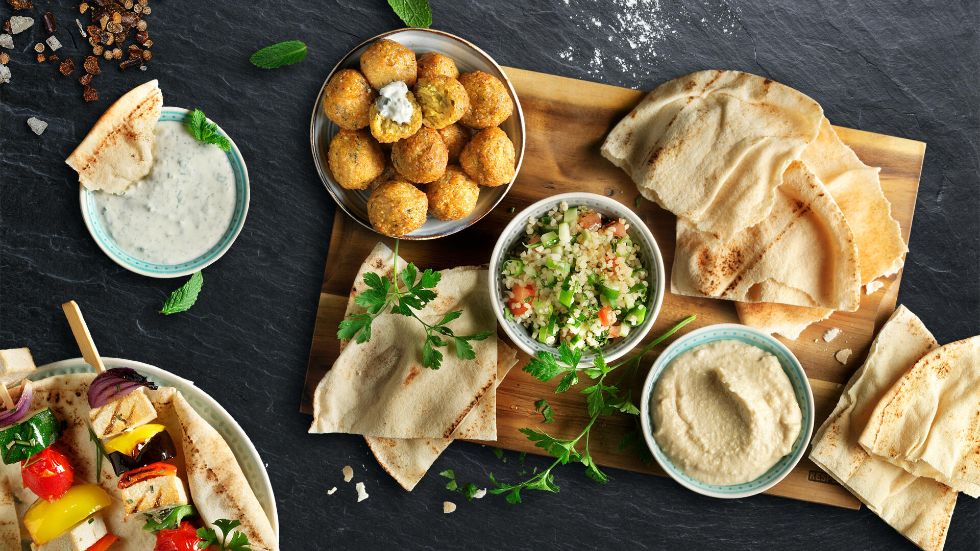Brottafel mit orientalischem Fladenbrot und Couscoussalat