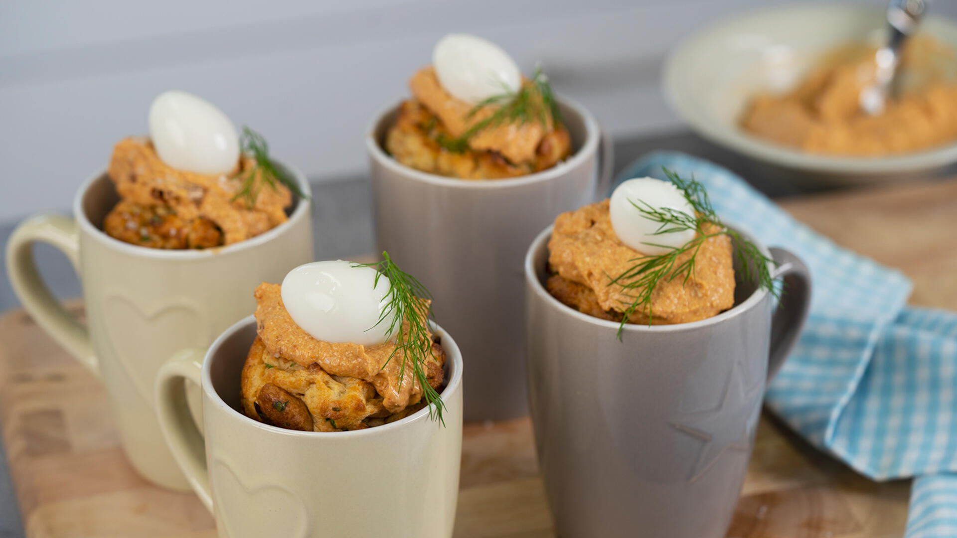 Rezeptfoto: Milchbrötchen in Happy Easter Tassen