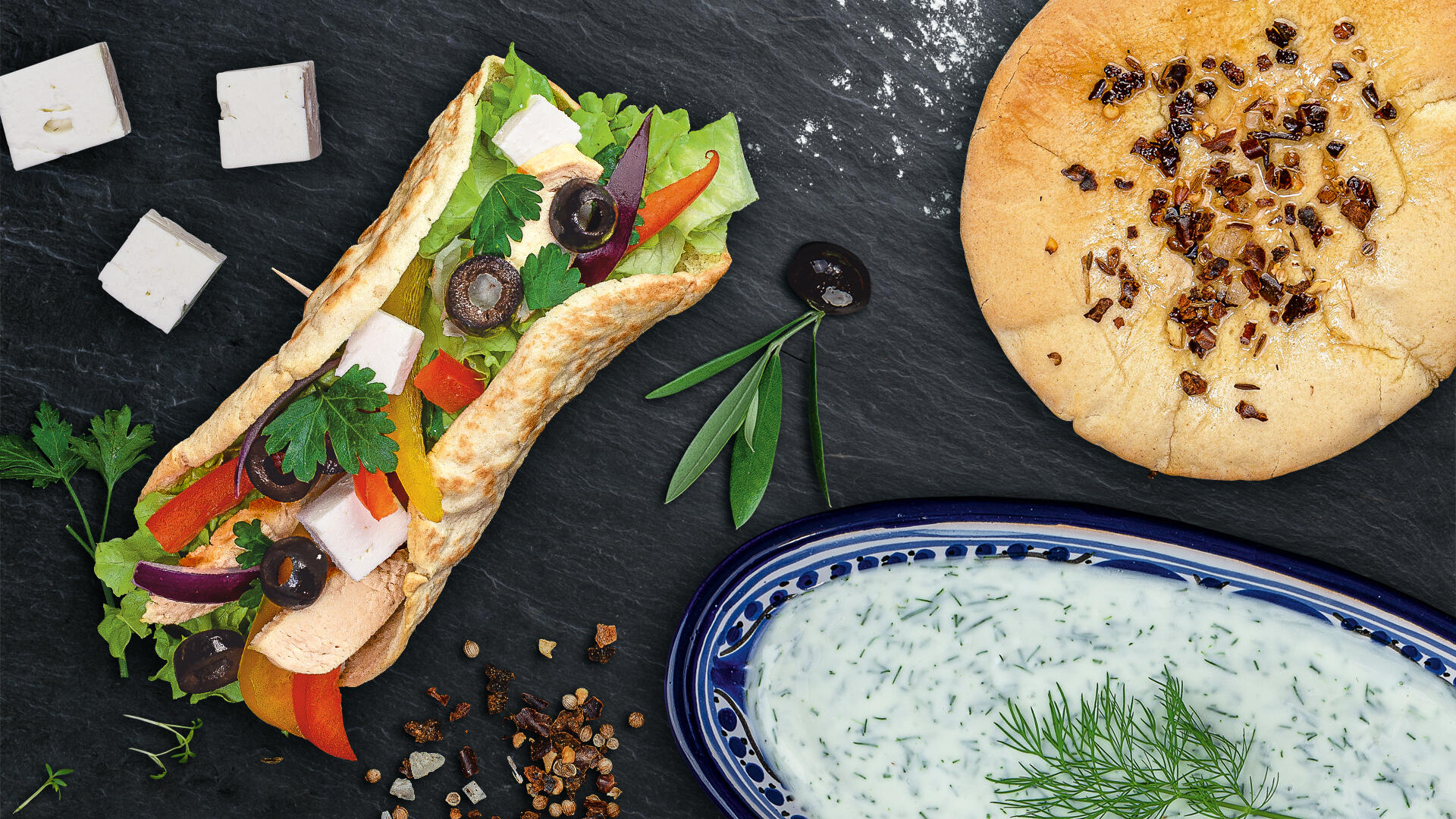 Pita gefüllt mit Feta, Oliven, Zwiebeln, Paprika und Salat
