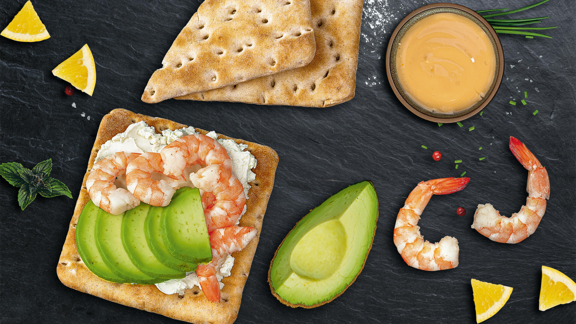 Smorbrod mit Frischkäse, Avocado und Garnelen