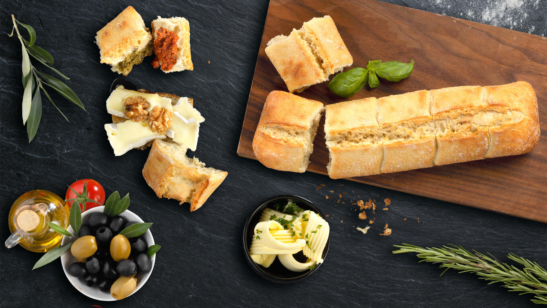 Frisch aufgebackene Steinofen Ciabattas, Oliven und Olivenöl, Butter, mediterrane Kräuter