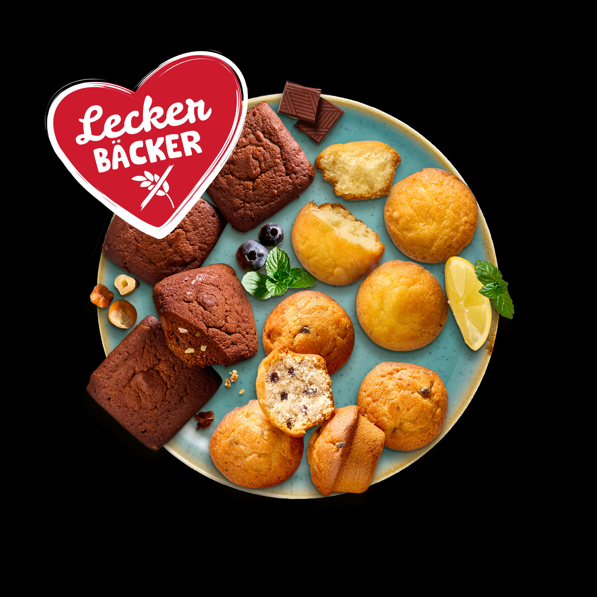 Türkiser Teller mit Muffins und Brownies vor schwarzem Hintergrund.