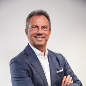 Michael Brungs - Geschäftsführer bei IBIS Backwarenvertriebs GmbH mit der IBIS Brioche in der Hand