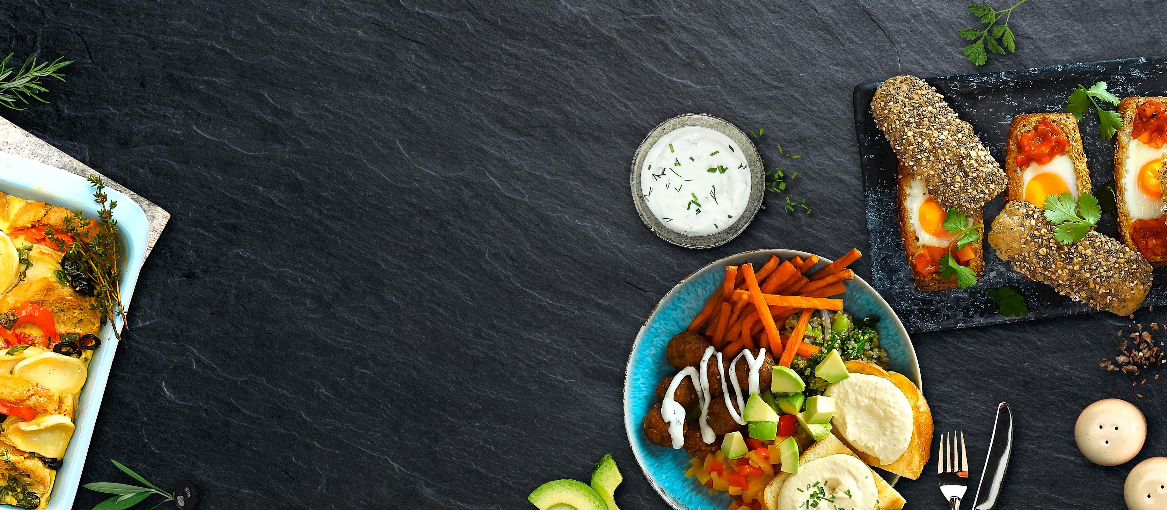 Verschiedene vegetarische Gerichte begleitet von IBIS Brot