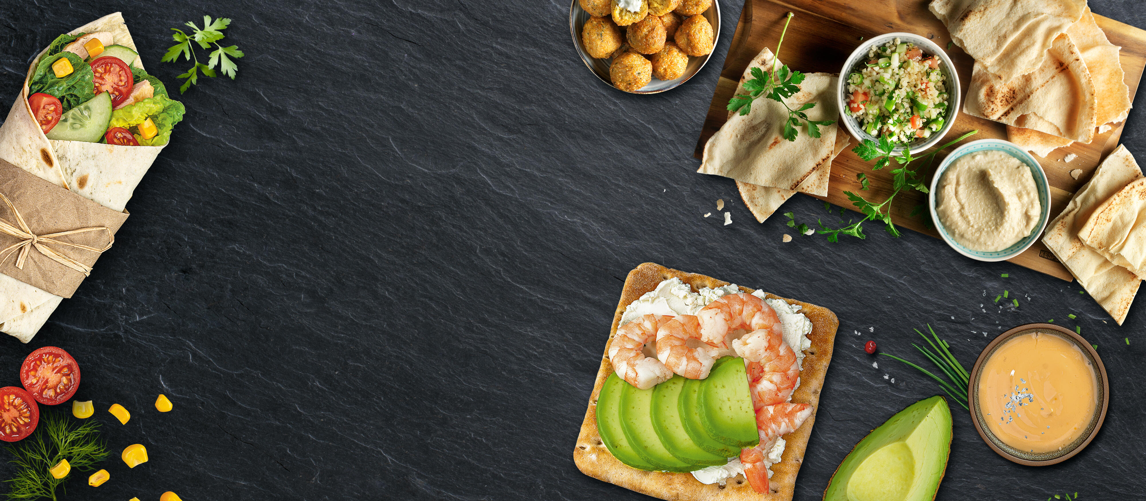 Produkte von IBIS Backwaren, wie beispielsweise Wraps, Smorbrod oder Libanesisches Brot mit Dipps und Falaffel, die zum Abend verzehrt werden können.
